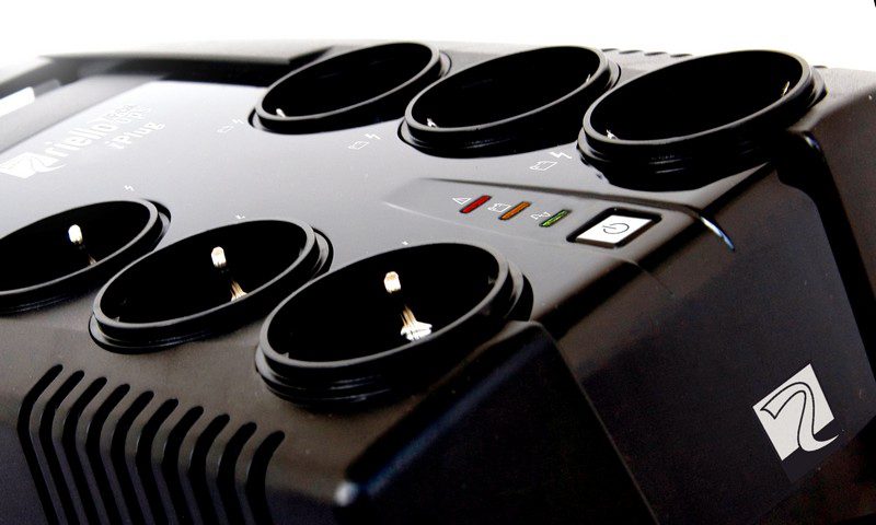 UPS (gruppo di continuità) Riello iPLUG IPG 800 IT, 800VA, ingresso 220 → 240V ca, uscita 230V, 480W UPS (gruppo di continuità) Riello iPLUG IPG 800 IT, 800VA, ingresso 220 → 240V ca, uscita 230V, 480W